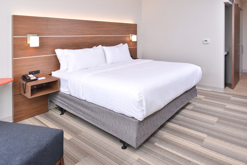 Holiday Inn Express and Suites Omaha Airport