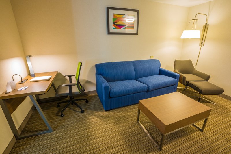 Holiday Inn Express Hotel & Suites