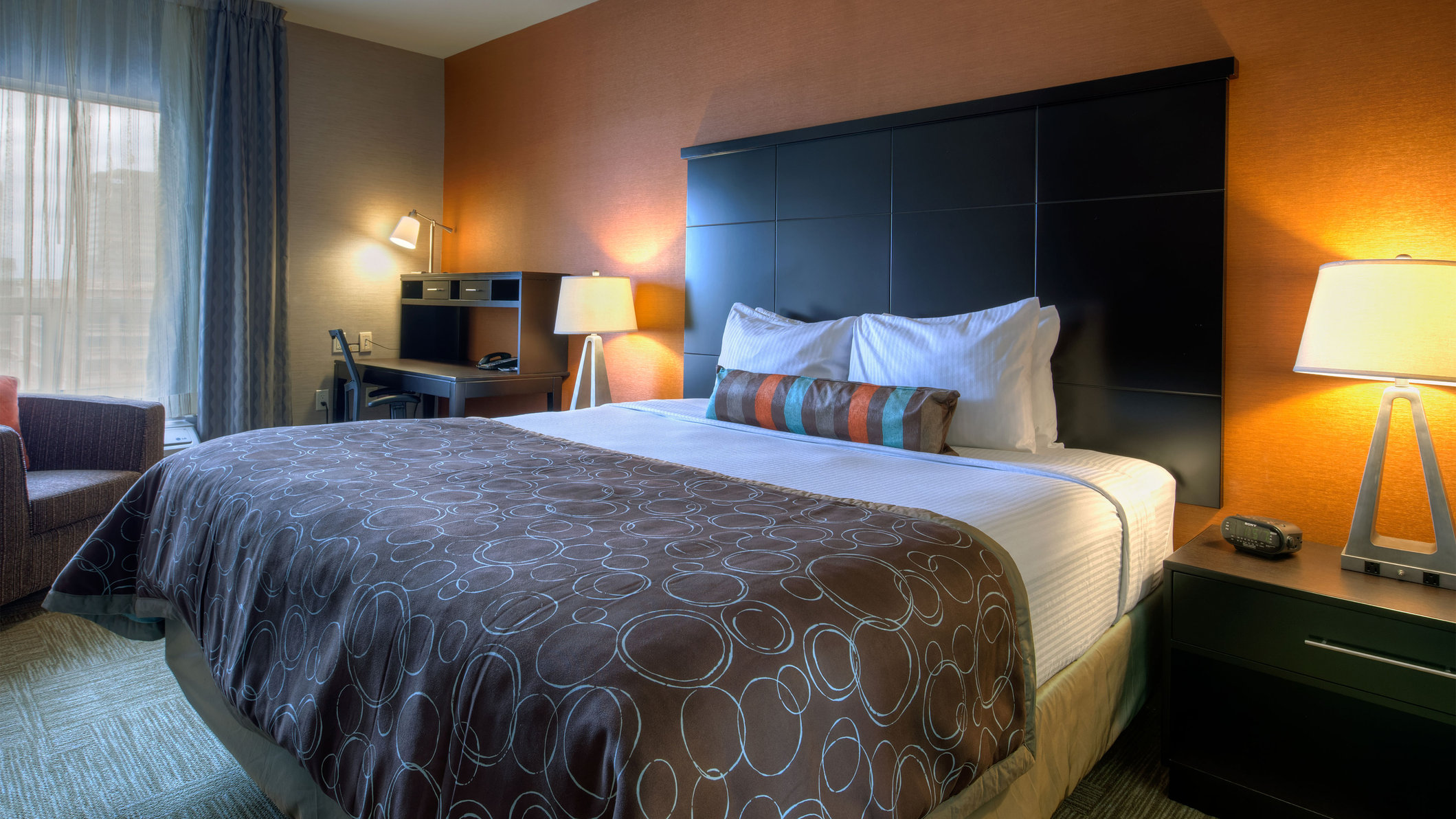 Staybridge Suites HAMILTON - DOWNTOWN, an IHG hotel Room Type - 1 Bedroom Suite Dining Single Sofa Bed