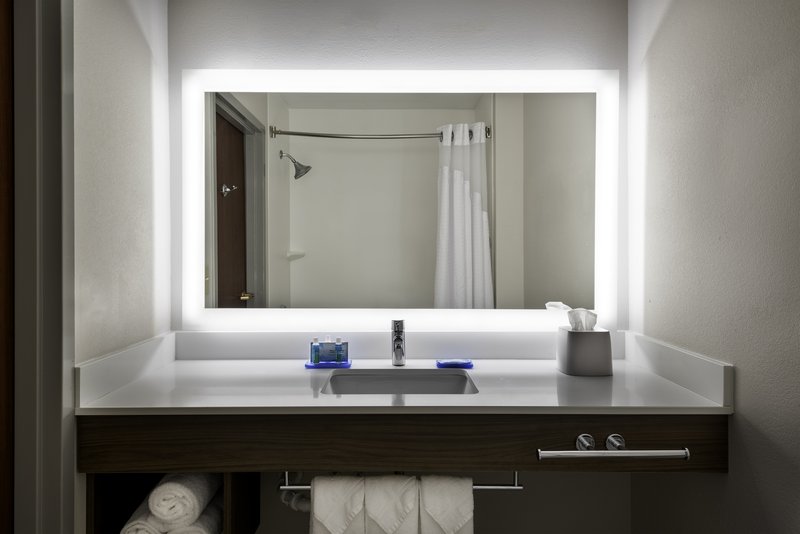 Holiday Inn Express and Suites Charlotte Arpt-Belmont
