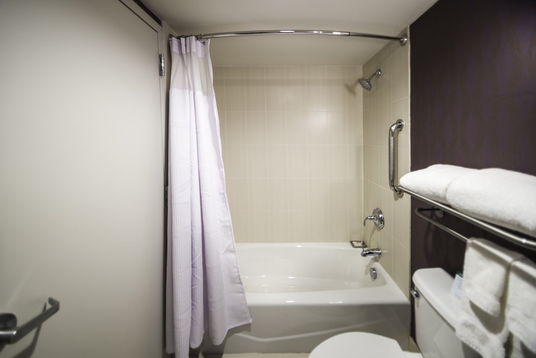 Crowne Plaza SADDLE BROOK Room Type - 1 King Bed Junior Suite