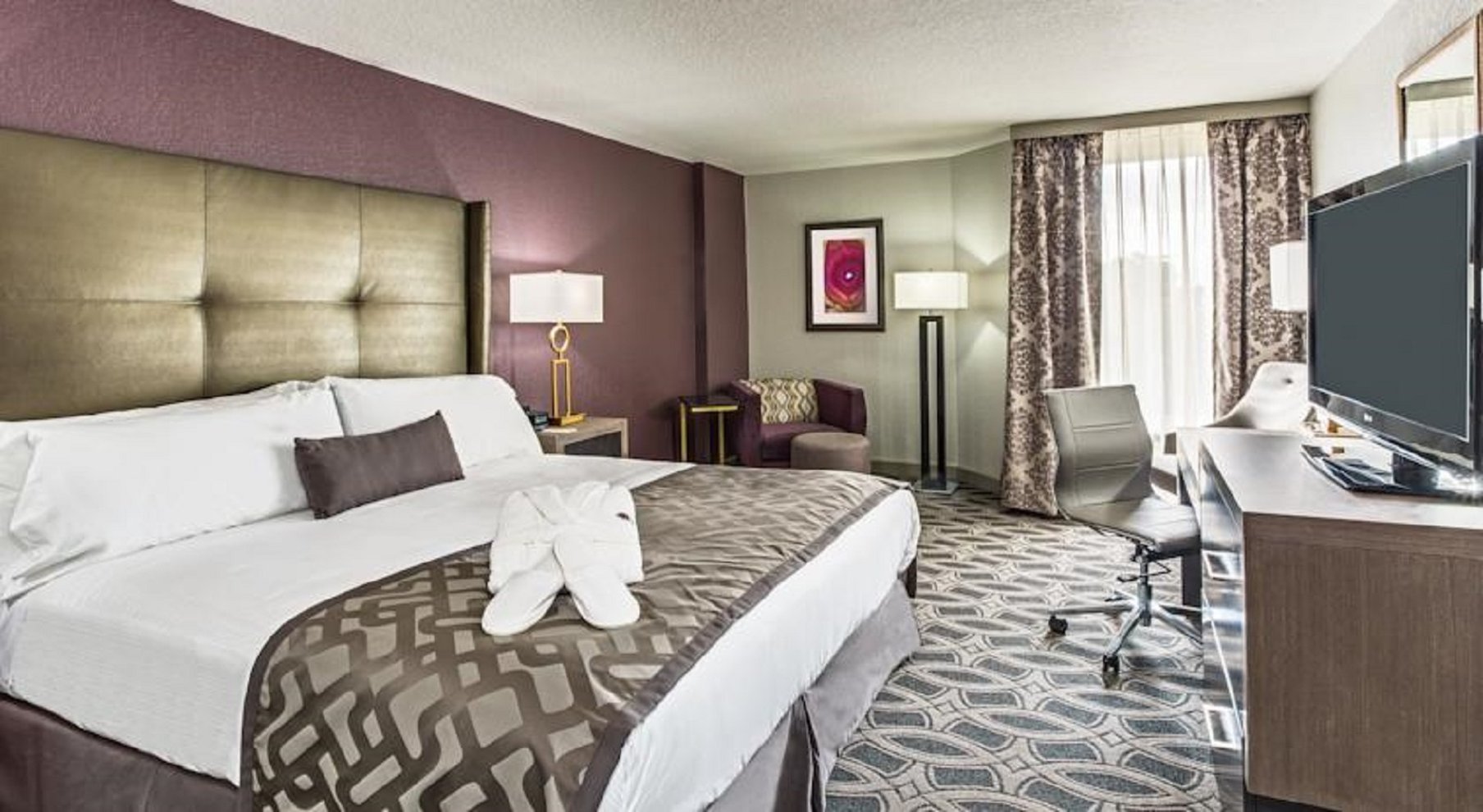 Crowne Plaza SADDLE BROOK Room Type - 1 King Standard Comm Access Roll Shower
