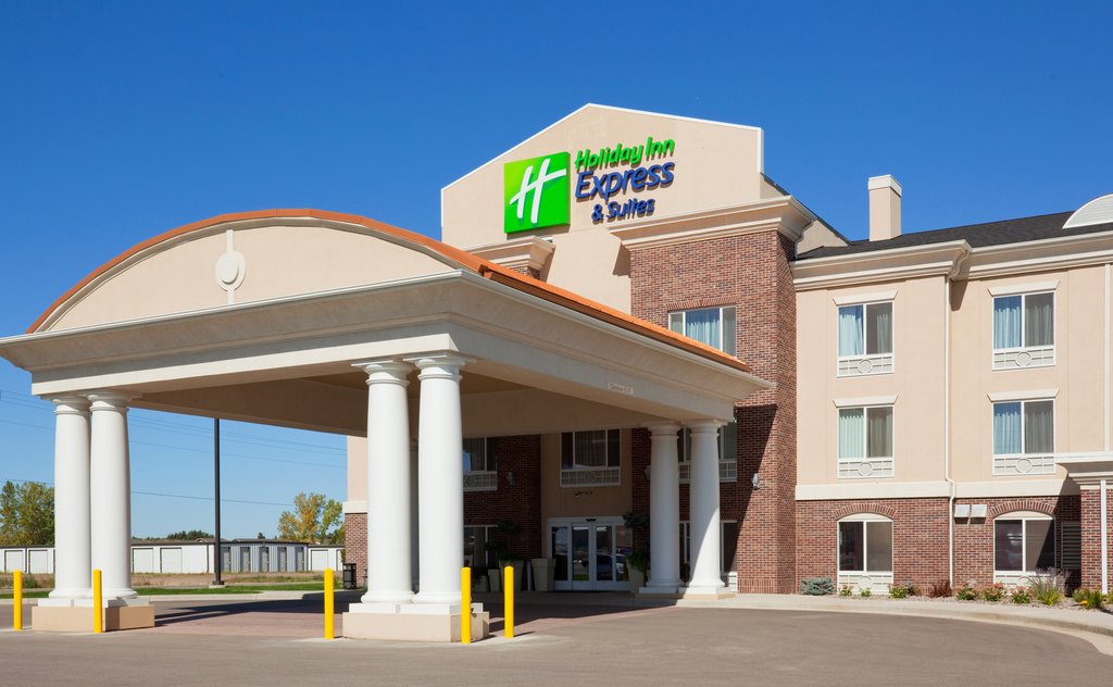 Holiday Inn Express and Suites Hotel in Minot, ND. Stay Smart