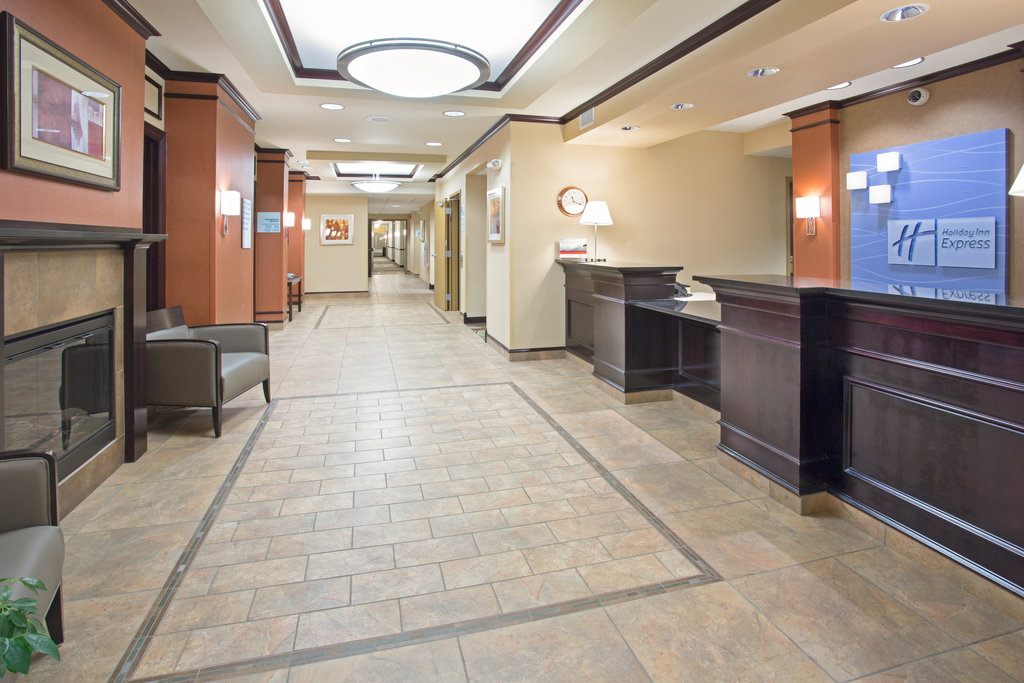 Hotel Lobby &  Front Desk - Holiday inn Express: Lodging in Minot