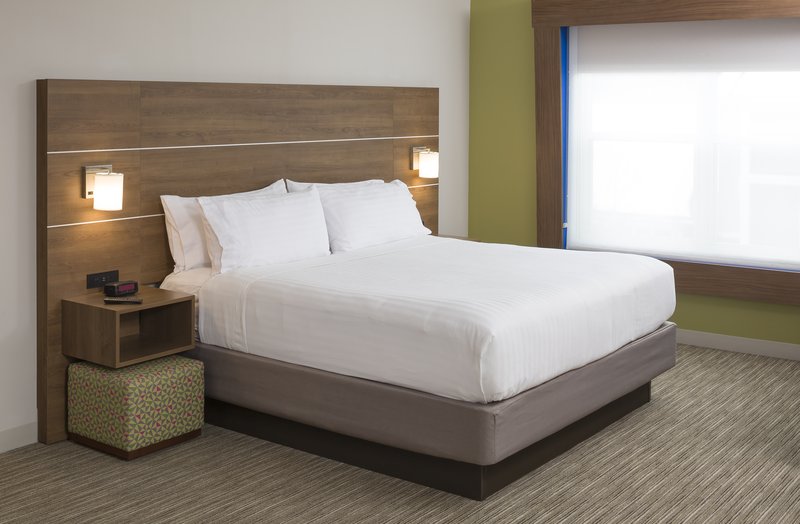 FEATURE QUEEN GUEST ROOM NONSMOKING