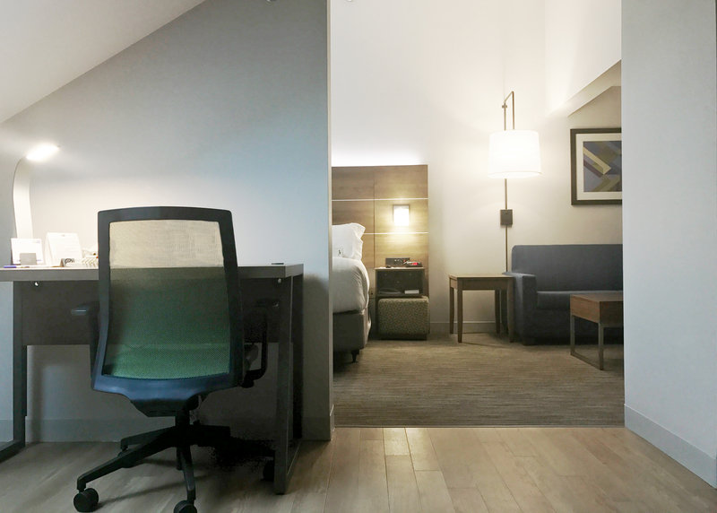 HOLIDAY INN EXP STES WHITE RIV