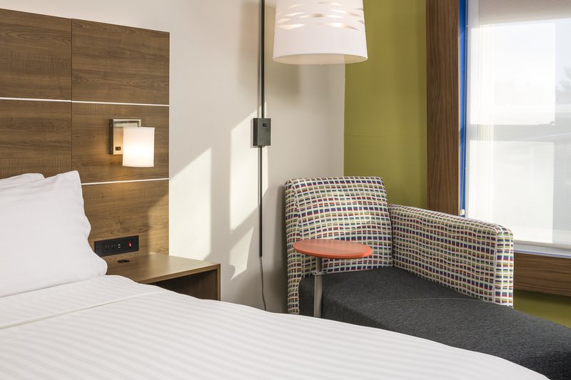 HOLIDAY INN EXP STES WHITE RIV