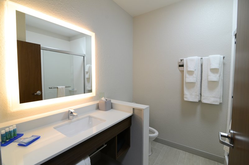 Holiday Inn Express and Suites Chicago North Shore – Niles