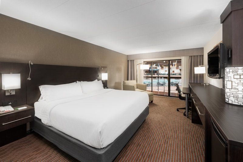 1 KING BED POOLVIEW LEISURE NONSMOKING