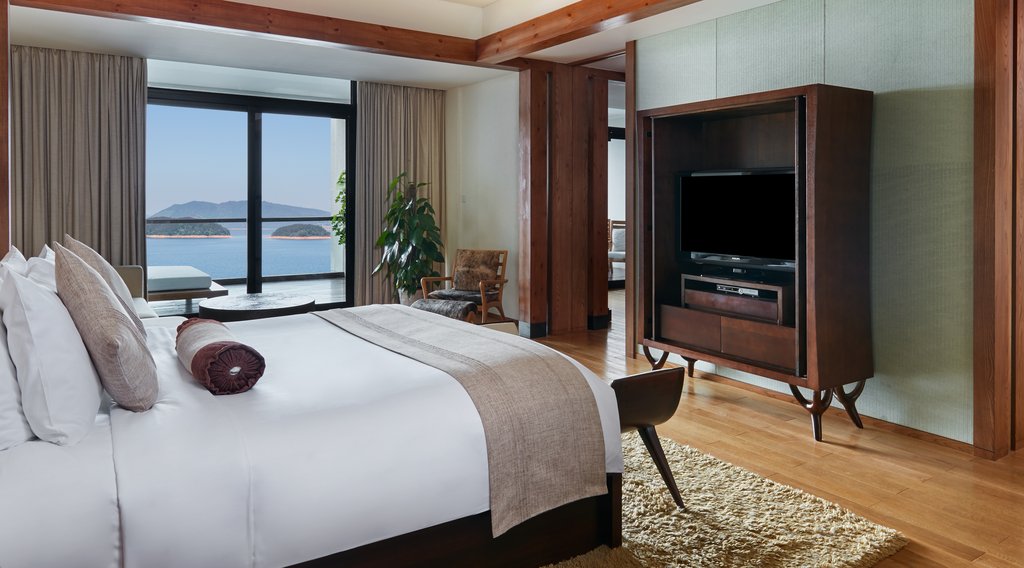 Qiandaohu Liberty Interworld Palace Room Type - King Suite with Lake View