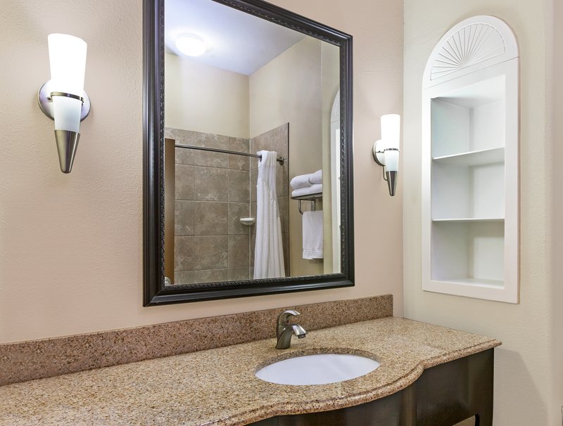 HOLIDAY INN EXPRESS VICTORIA