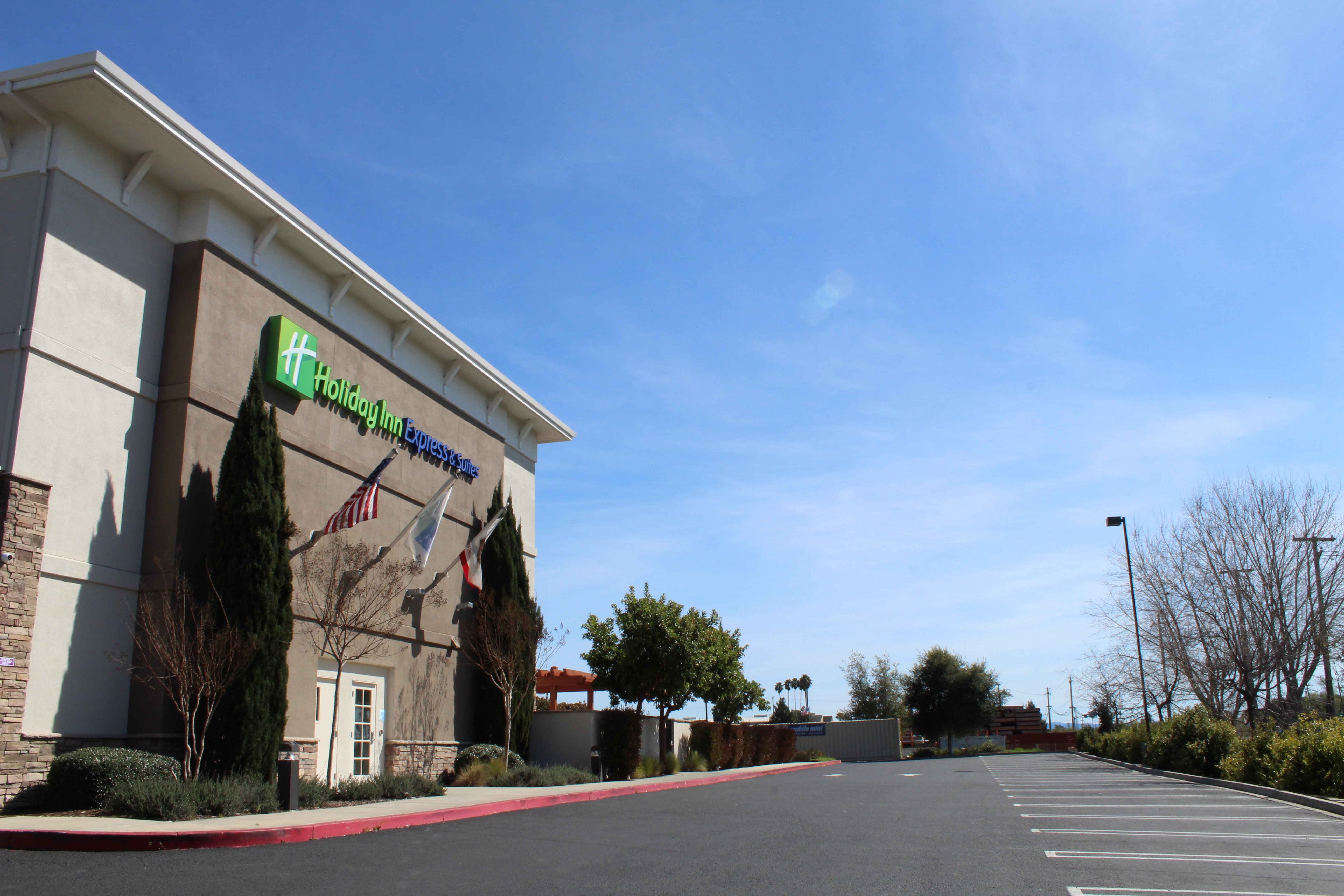 Holiday Inn Express Hotel & Suites