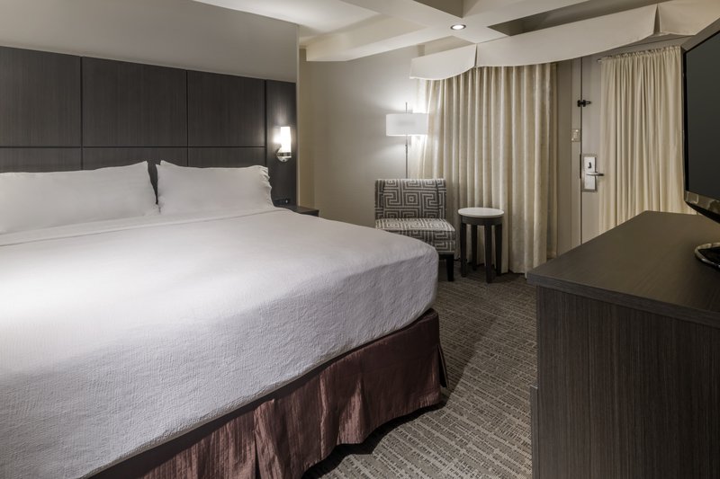 HOLIDAY INN & SUITES PHOENIX AIRPORT