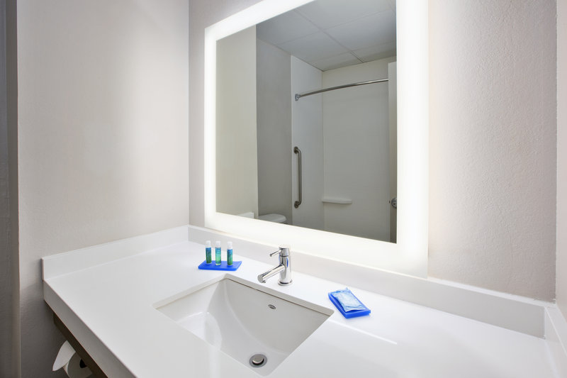 HOLIDAY INN EXP STS MANCHESTER