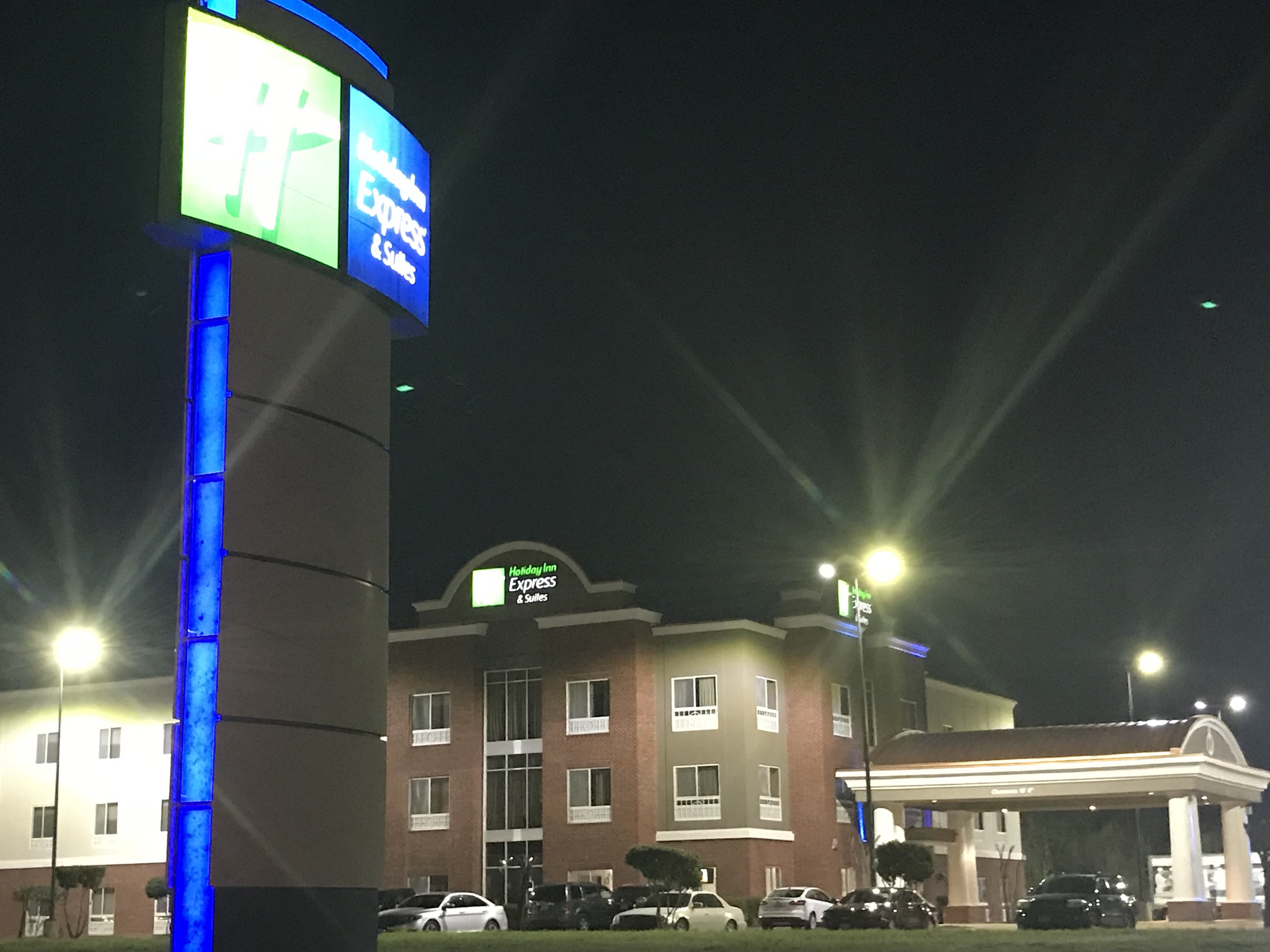 Holiday Inn Express Hotel & Suites