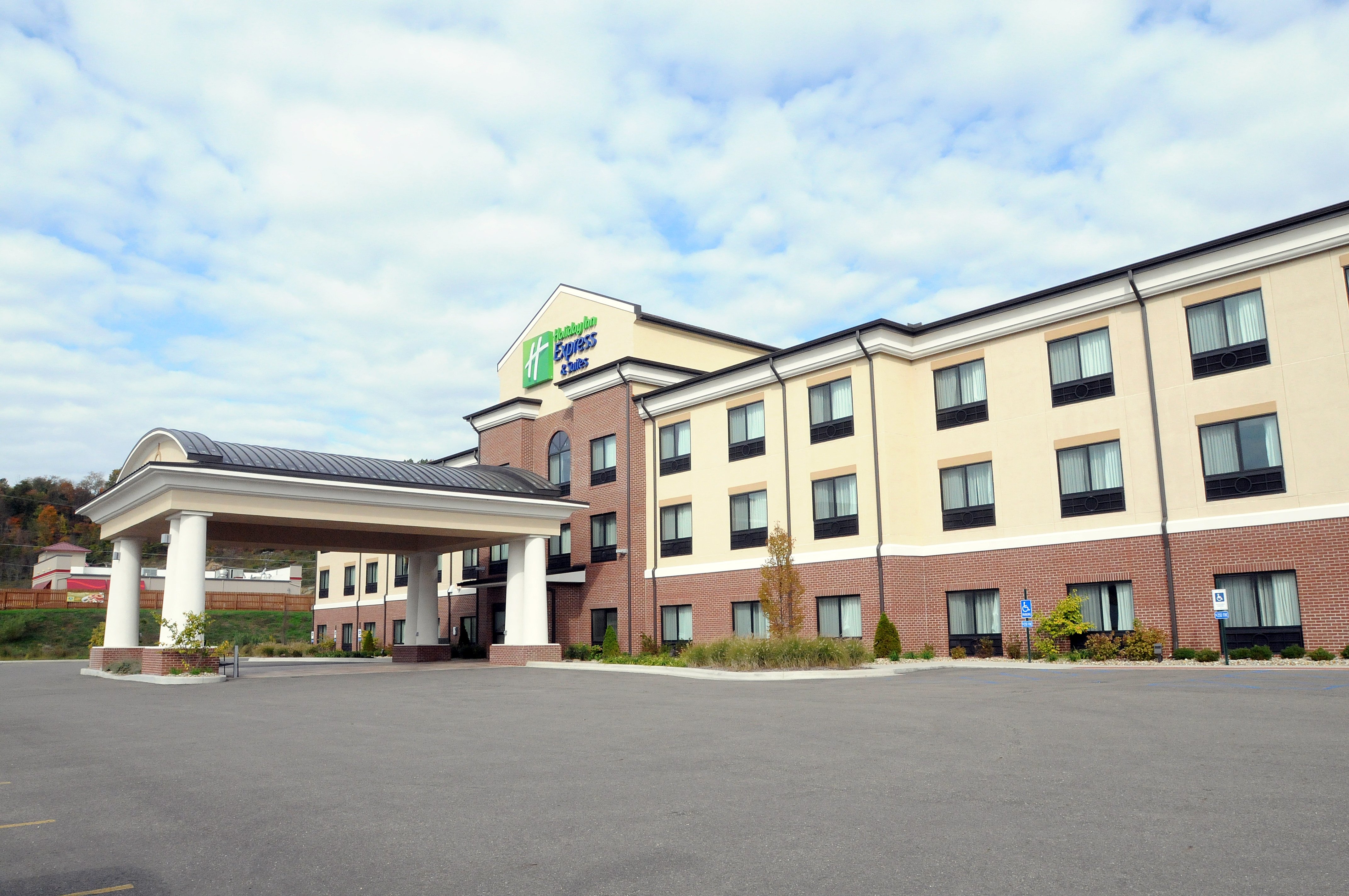 Holiday Inn Express Hotel & Suites