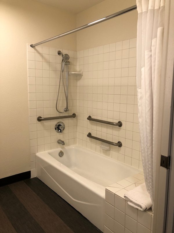KING MOBILITY ACCESSIBLE TUB NONSMOKING