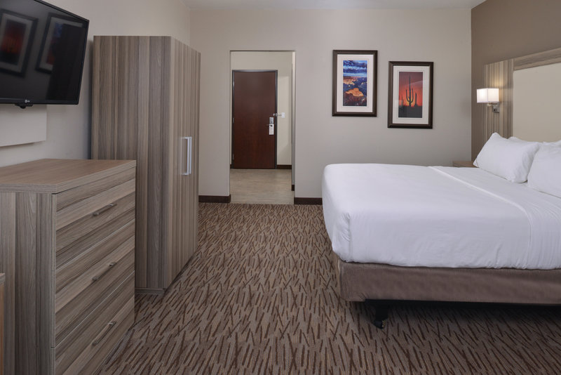 SUITE 1BD HEAR ACCESS ROLL IN SHWR NOSMK