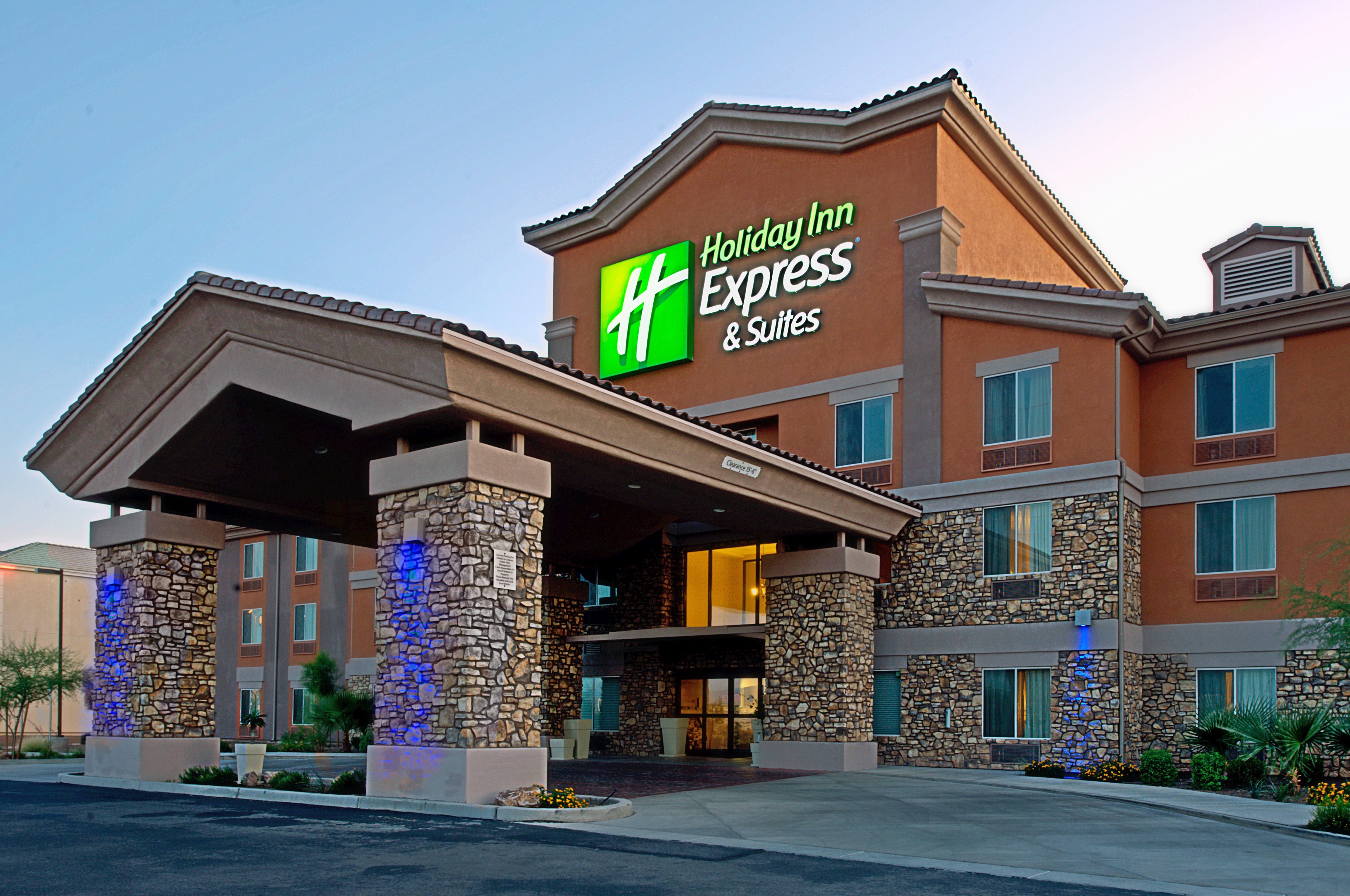 Holiday Inn Express Hotel & Suites