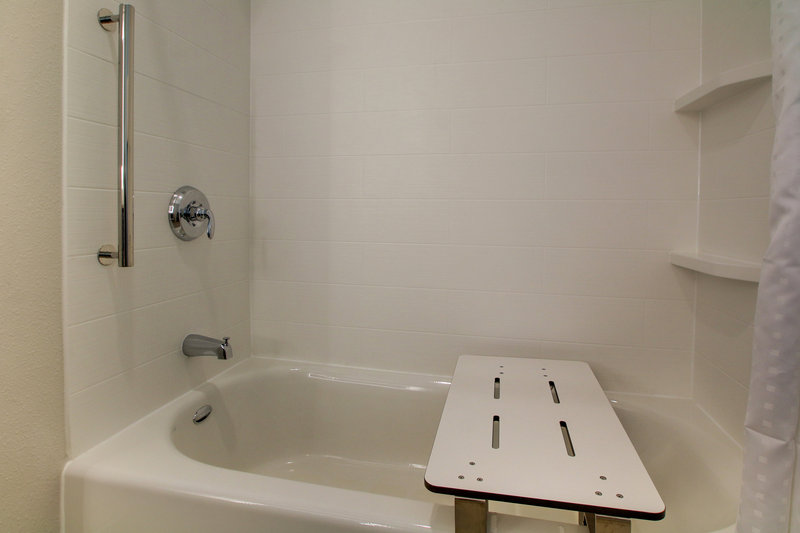 KING MOBILITY ACCESSIBLE TUB NONSMOKING