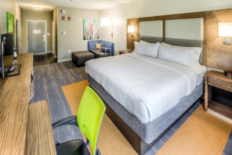 Holiday Inn Express and Suites Cleveland West – Westlake