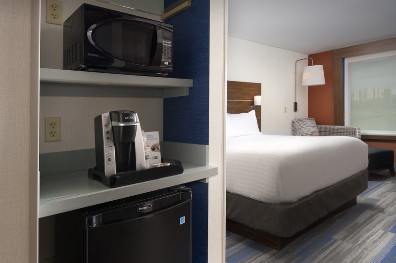 Holiday Inn Express and Suites Altoona – I-99
