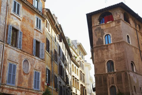 Pasea por los callejones de Roma
