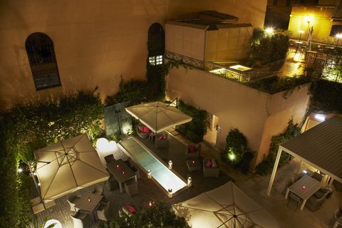 Patio interior de noche