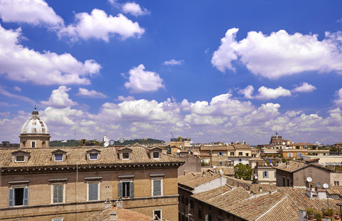 Disfruta de la increíble vista de los techos y cúpulas de Roma