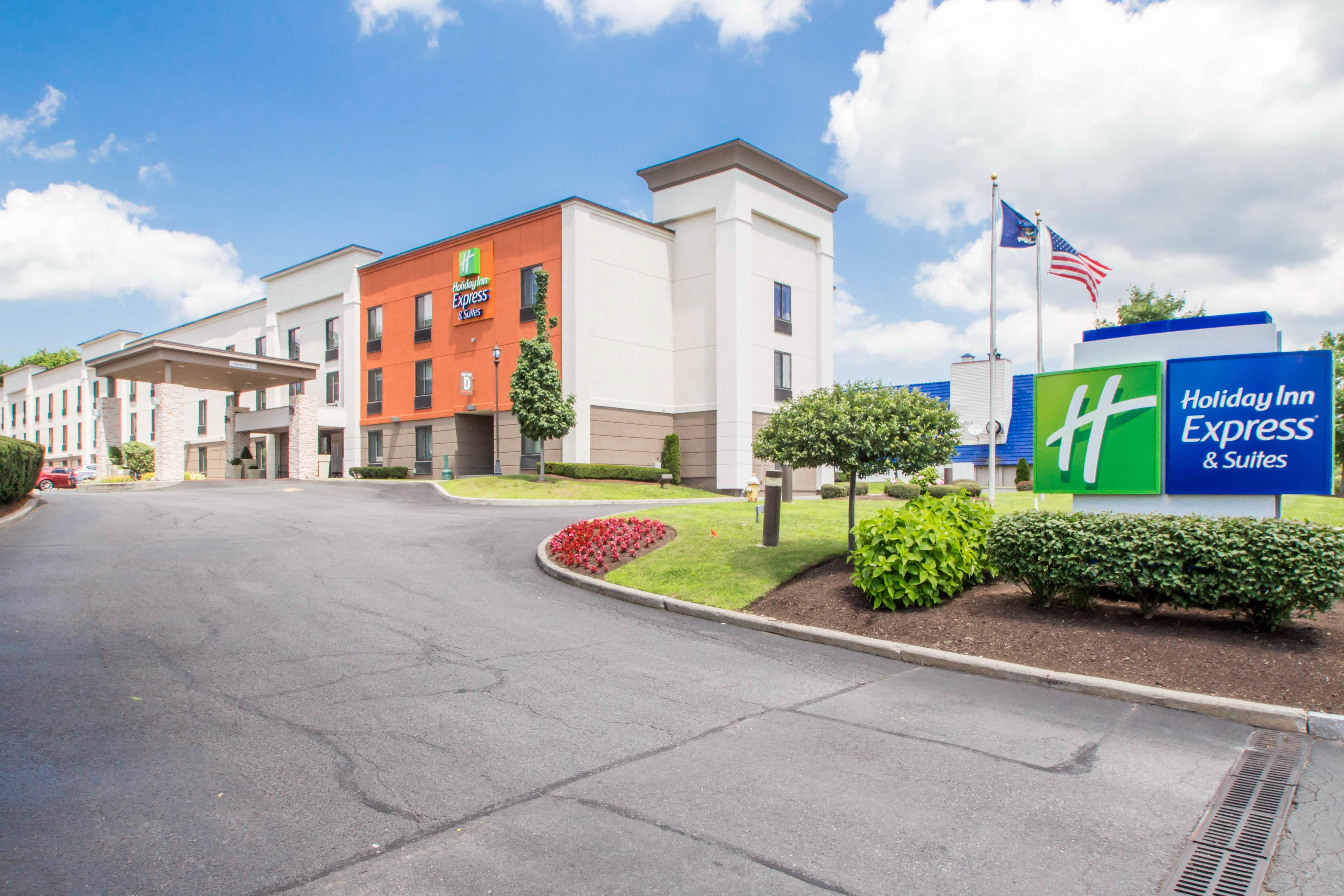 Holiday Inn Express & Suites Arpt Wolf