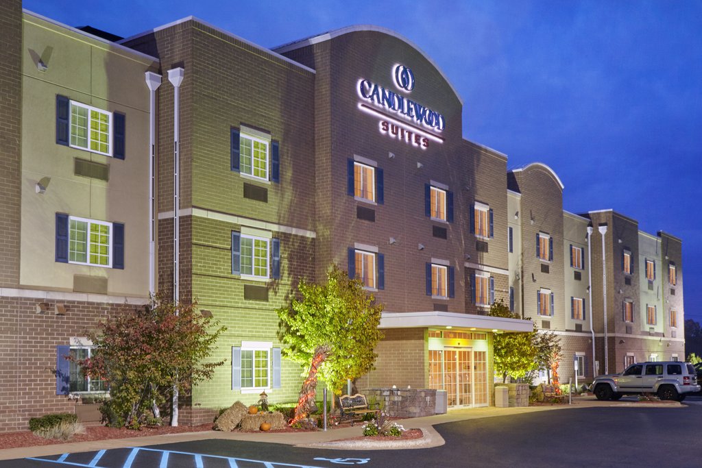 Milwaukee airport hotel nearby Hwy 94