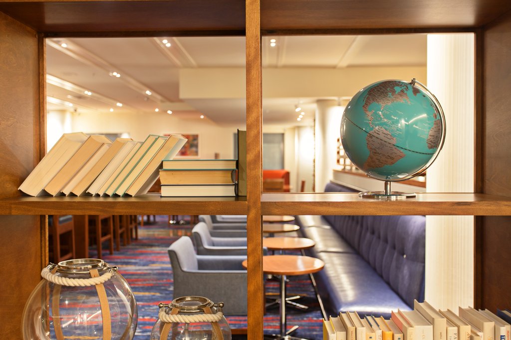 Holiday Inn Express & Suites San Francisco Fishermans Wharf, an IHG Hotel - Lobby Bookshelf