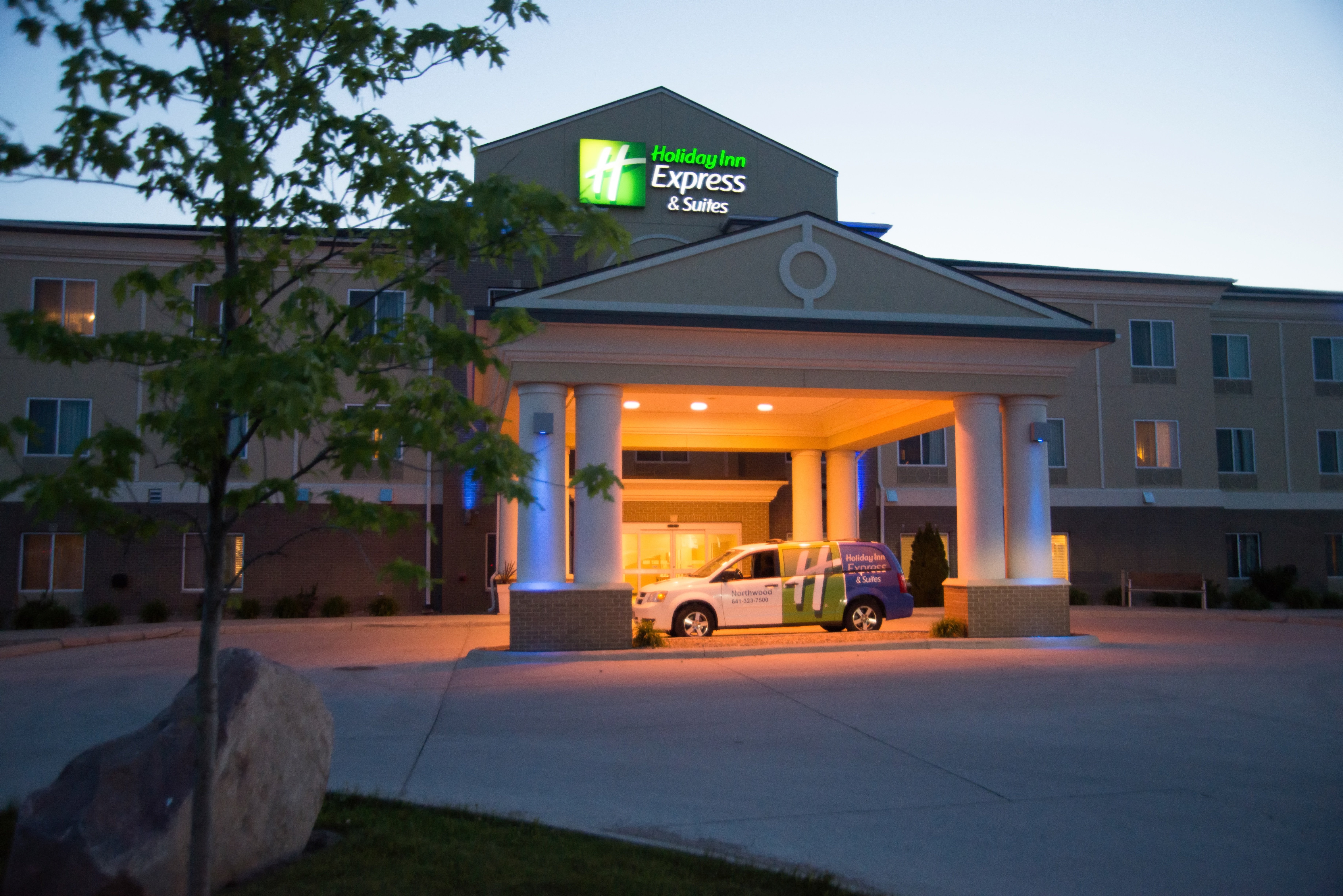 Holiday Inn Express Hotel & Suites