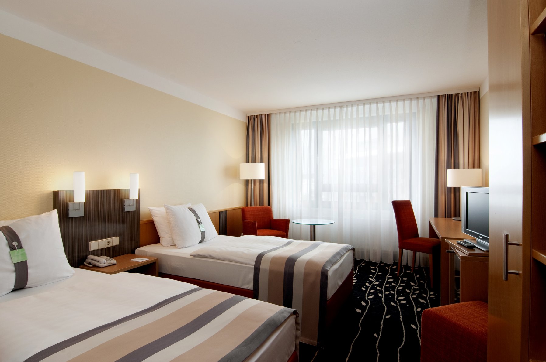 Holiday Inn STUTTGART Room Type - 1 Queen Standard
