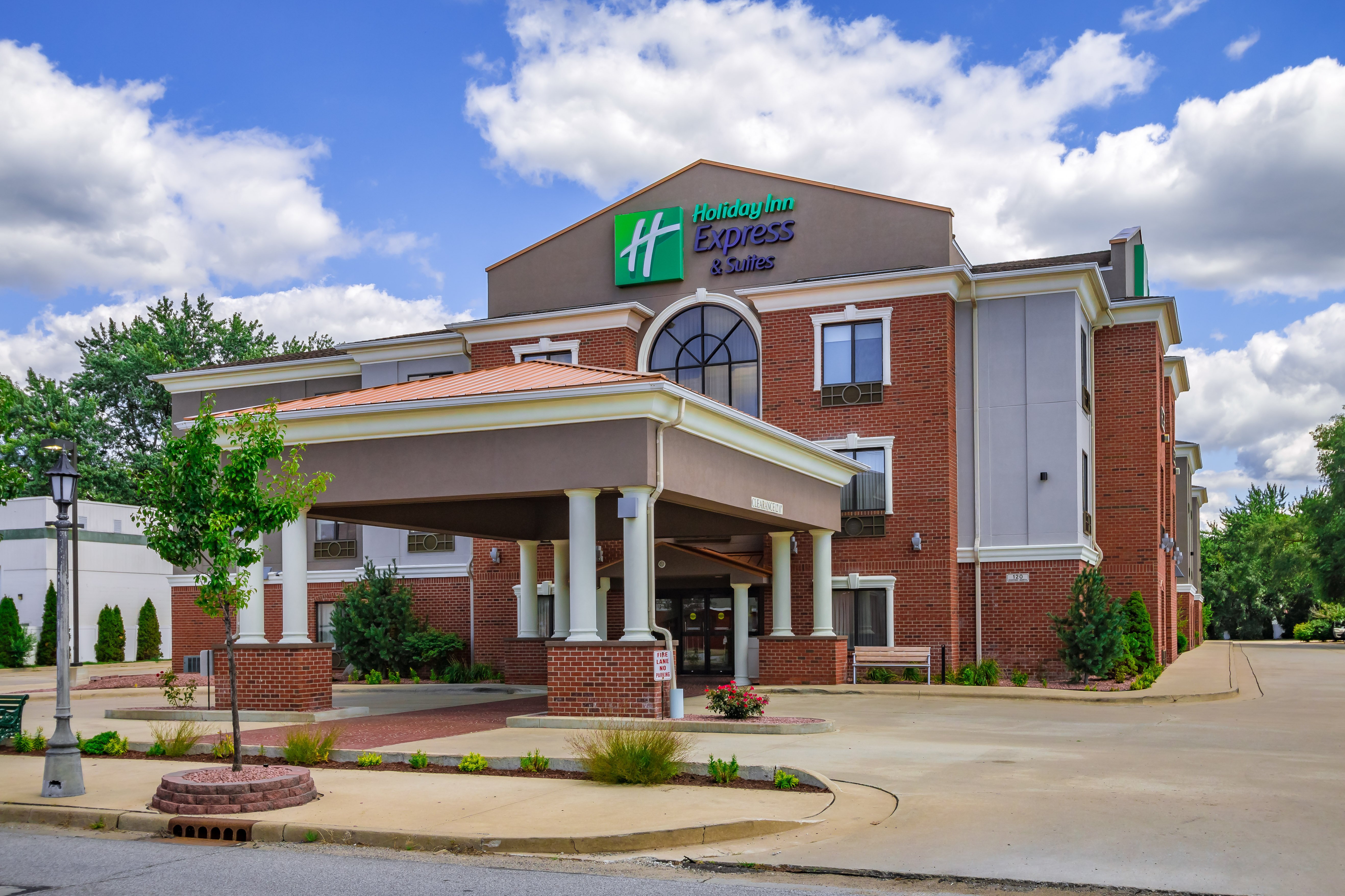 Holiday Inn Express Hotel & Suites