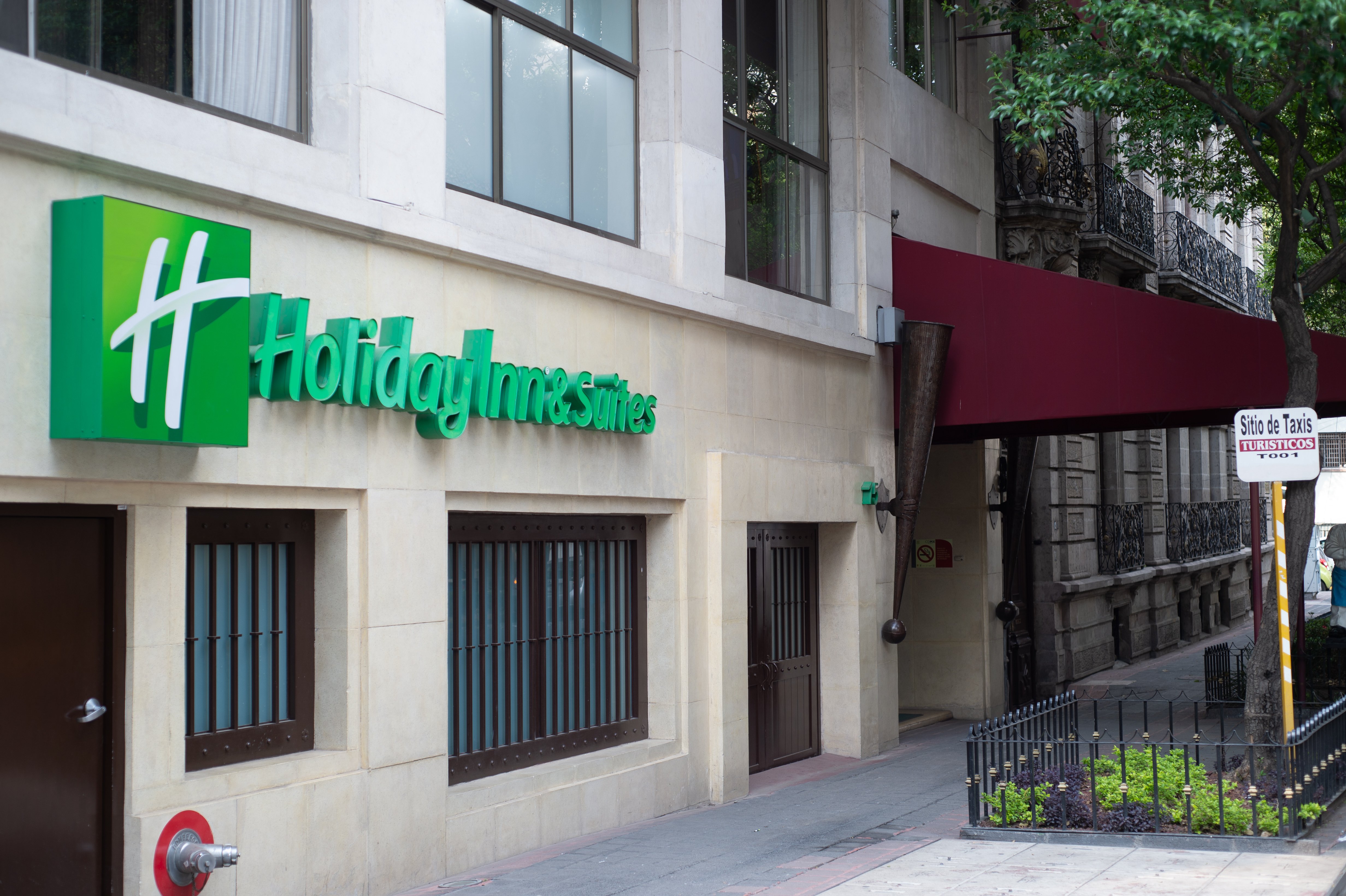 Holiday Inn Hotel & Suites