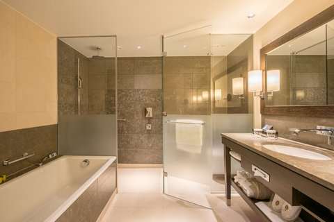 Badezimmer mit Badewanne und Dusche