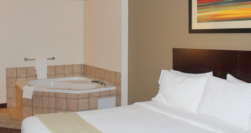 HOLIDAY INN EXP STE PLAINVIEW