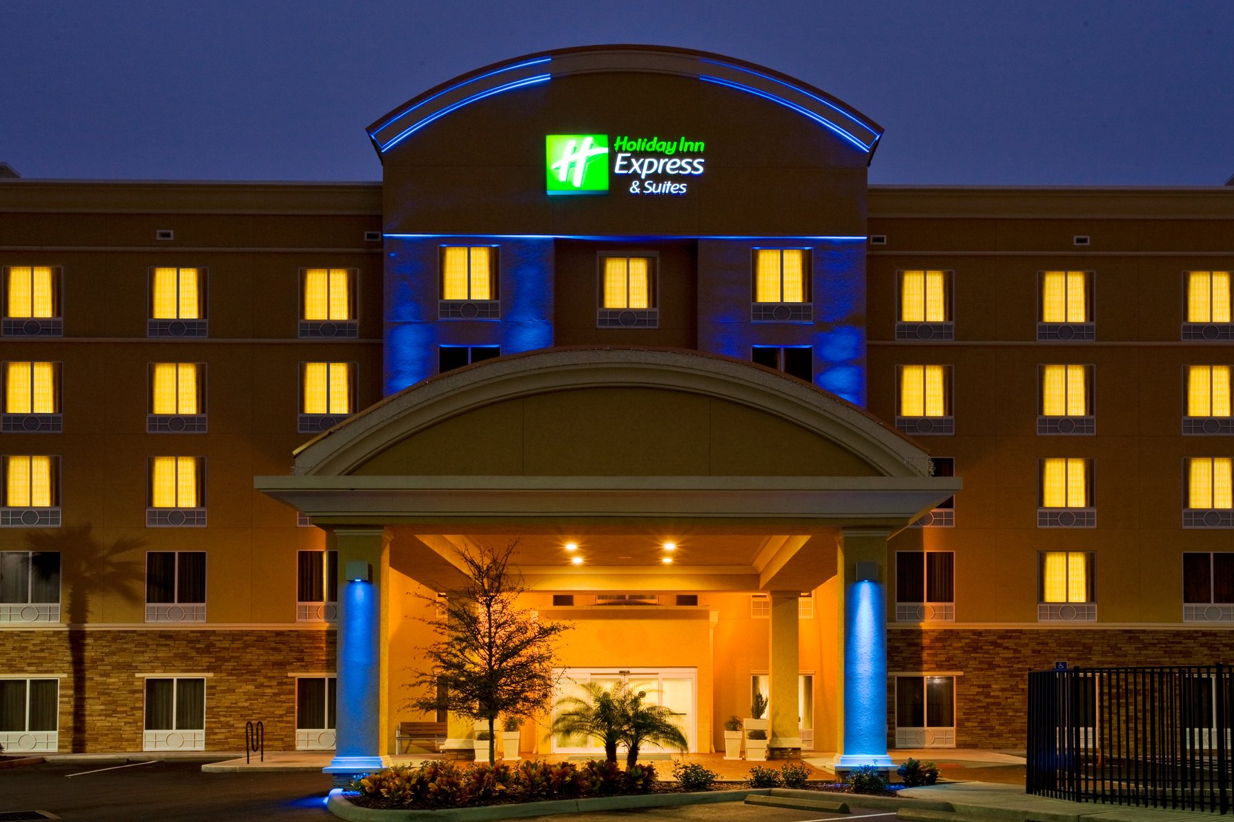 Welcome to the Holiday Inn Express & Suites Largo-Clearwater