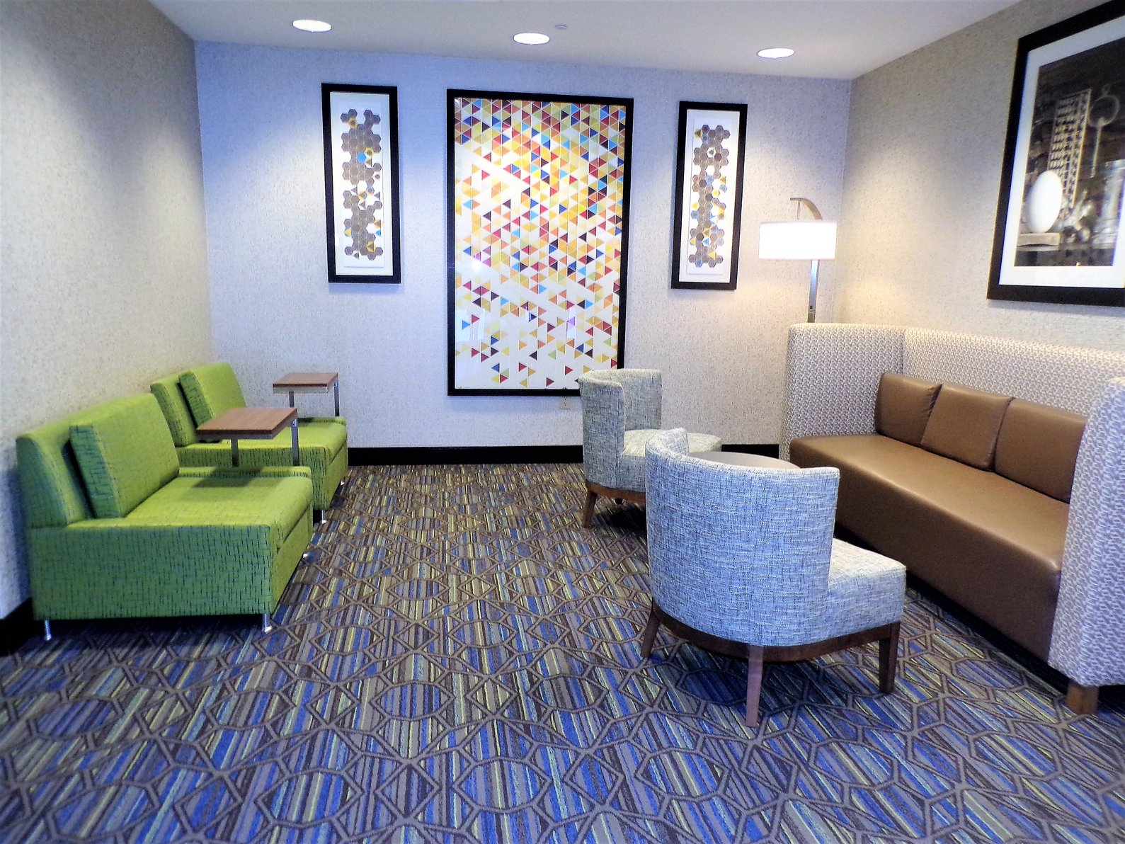 Modern Decor Lobby with Comfortable Seating