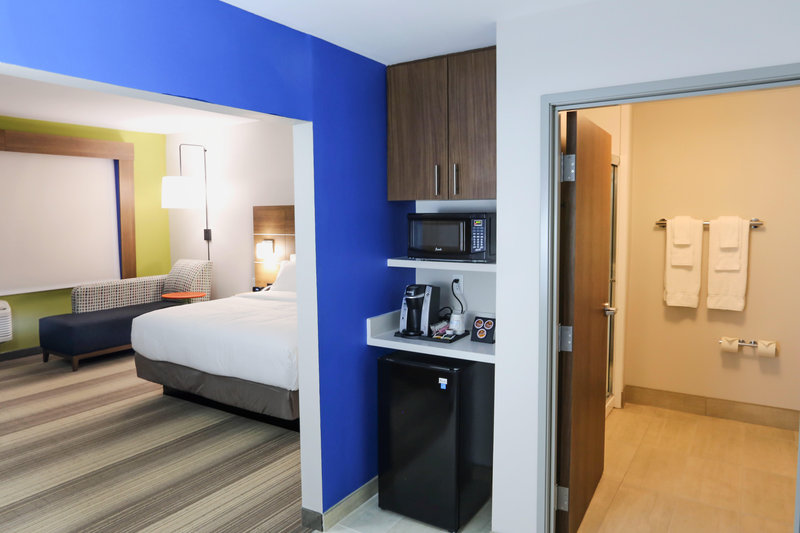 Holiday Inn Express and Suites Houston IAH – Beltway 8