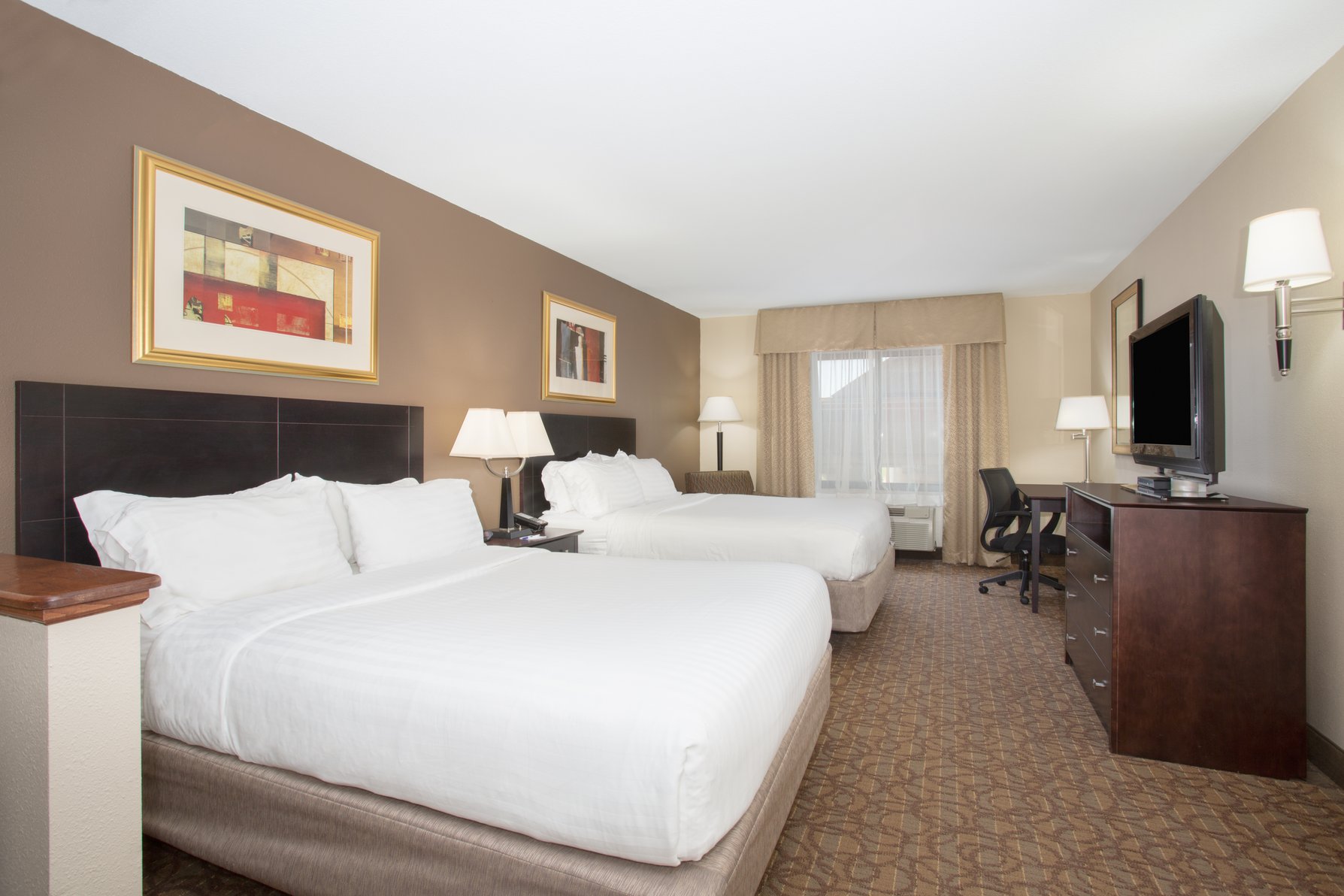 Holiday Inn Express Hotel & Suites Concordia US 81 Room Type - 2 Queen Beds Suite Wet Bar Sofa Bed