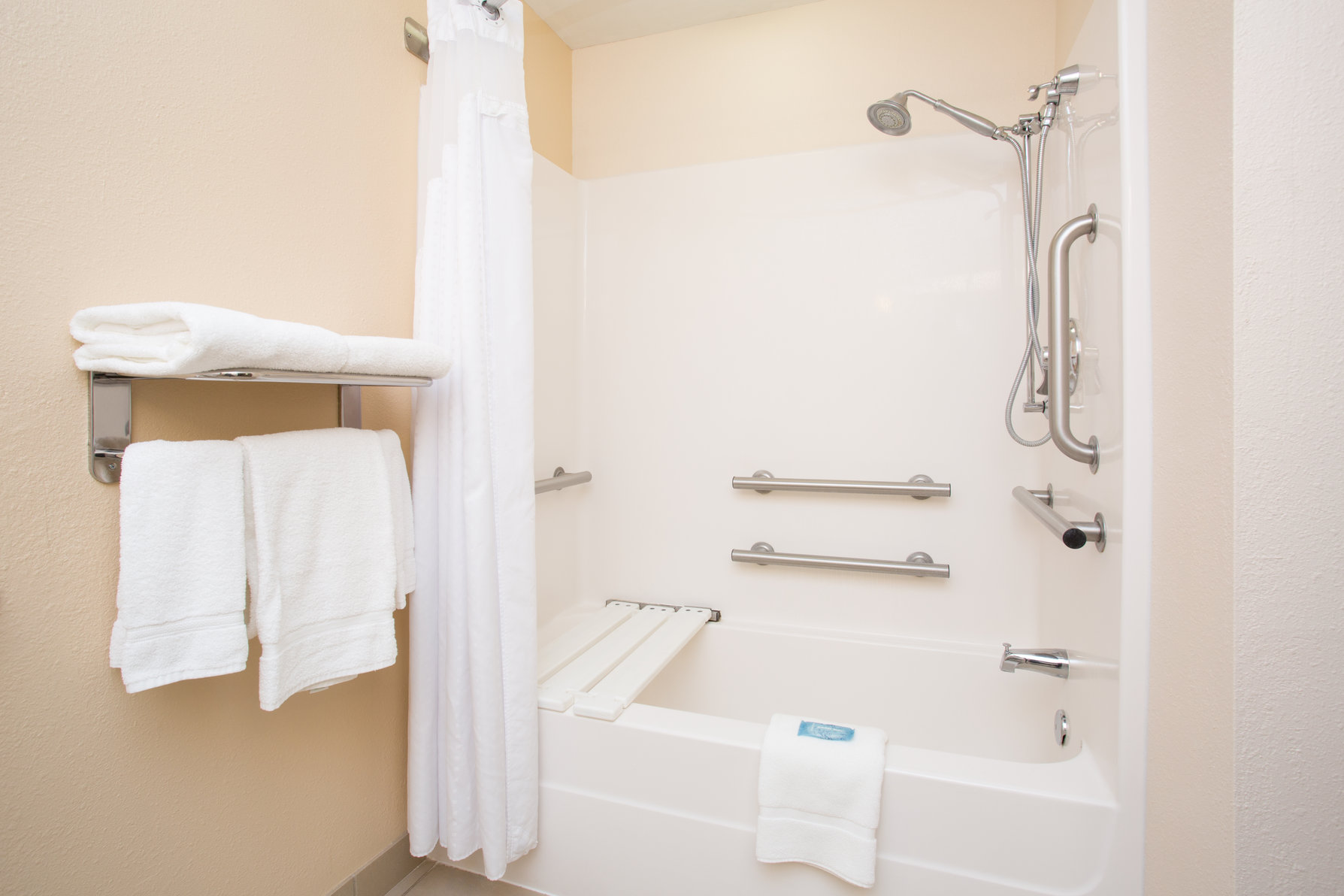 Holiday Inn Express Hotel & Suites Concordia US 81 Room Type - 1 King Suite Mobil Access Tub Wet Bar