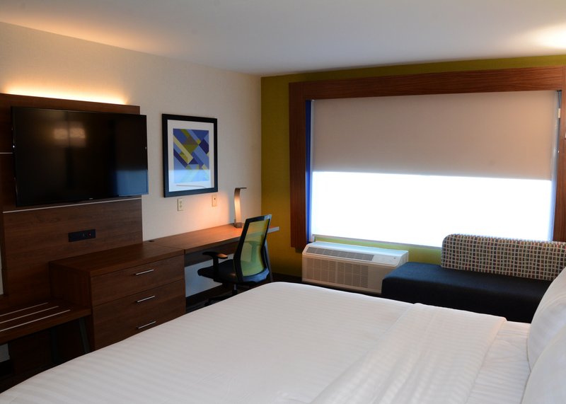Holiday Inn Express and Suites Pittsburgh – Monroeville