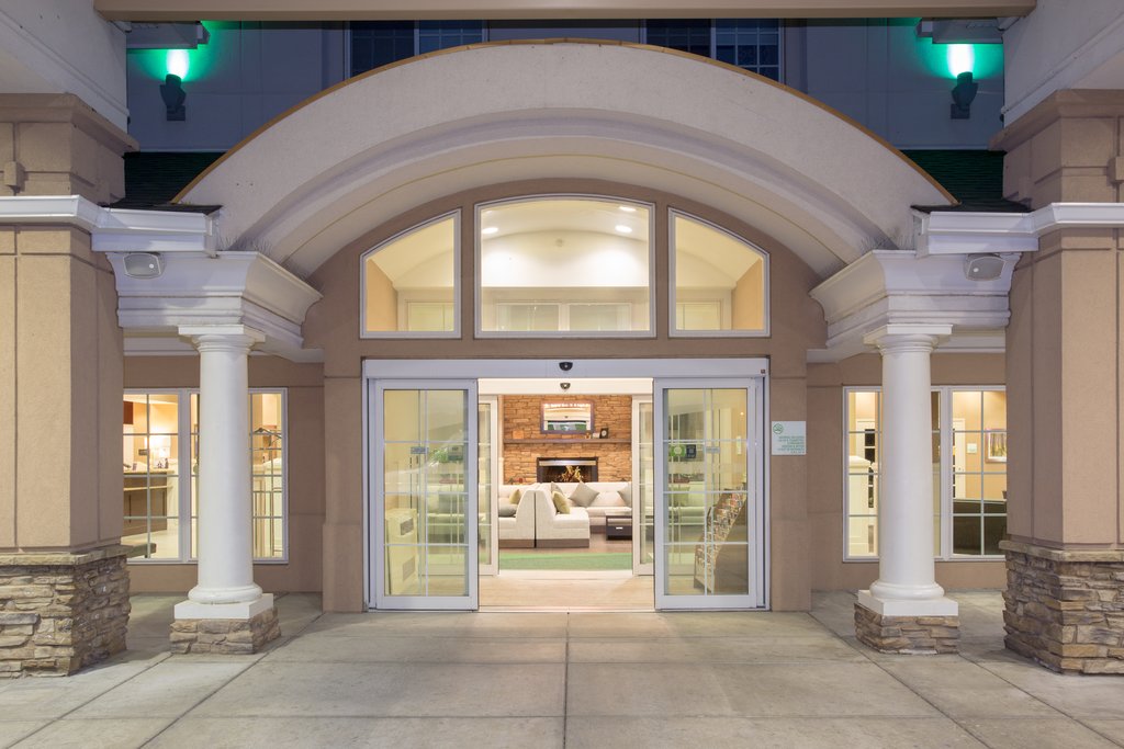 Colorado Springs Airport - Newly Renovated Hotel