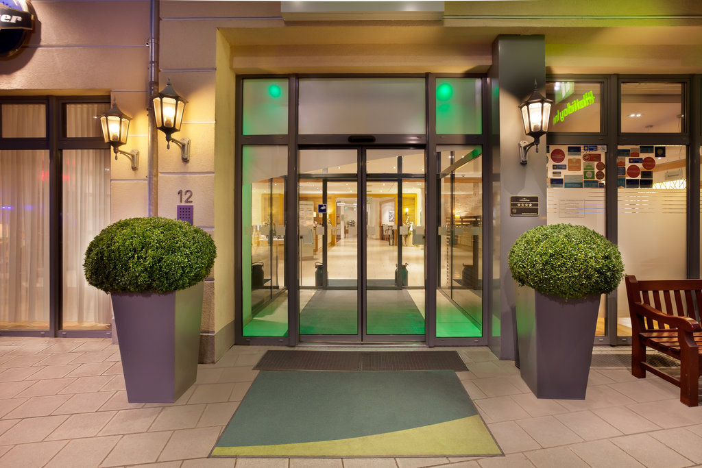 The welcoming main entrance to Holiday Inn Nürnberg City Centre.