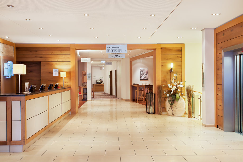 Spacious lobby and front desk at the hotel, with inclusive Wi-Fi.