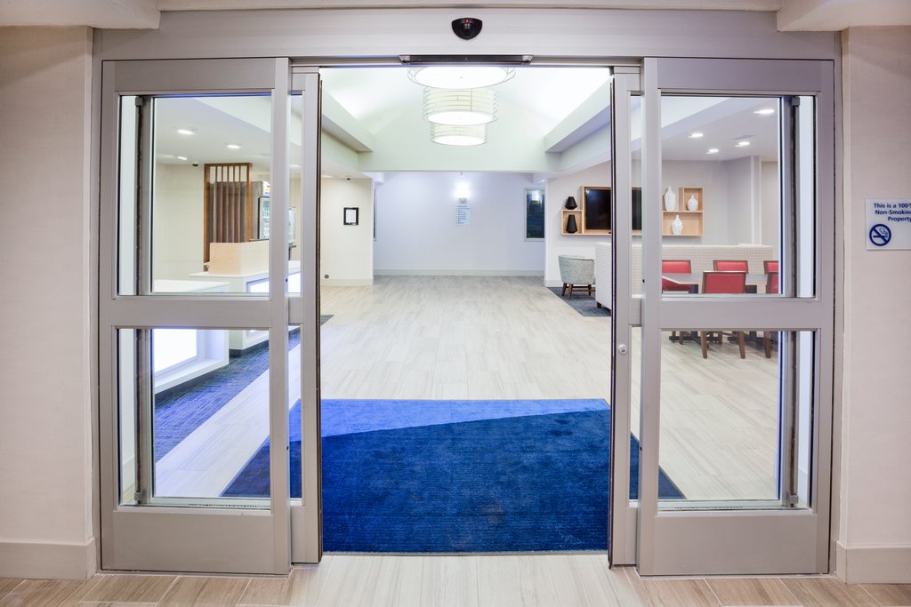 Hotel Lobby & Entrance - Holiday inn Express: Lodging in Dickinson