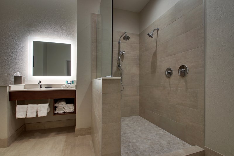 1 KING BED WITH BATHROOM SPA NONSMOKING