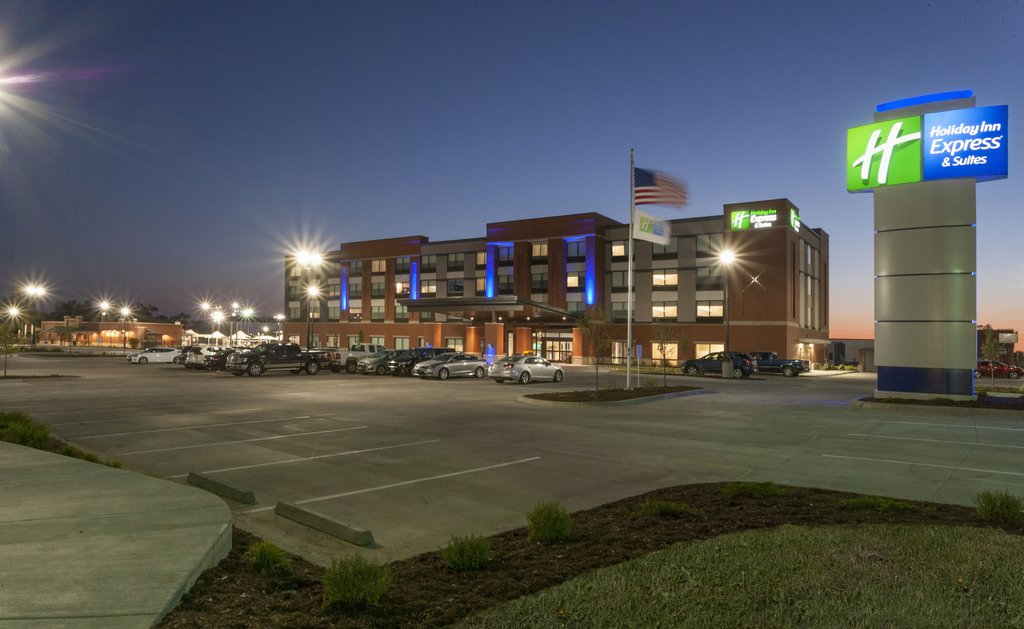 Holiday Inn Express Dodge City Hotel Exterior